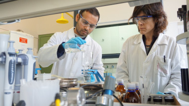 <p>Sameer S. Lakade y Núria Fontanals, dos de los investigadores del proyecto, probando la nueva técnica para detectar contaminantes en el agua. / URV</p>