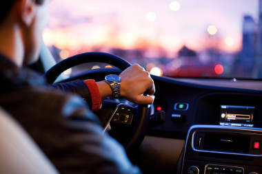 <p>El nuevo sistema de bajo coste detecta la fatiga y situaciones de distracción en los conductores. / <a href="https://pixabay.com/es/controlador-coche-el-tr%C3%A1fico-hombre-1149997/" target="_blank">Unsplash</a></p>