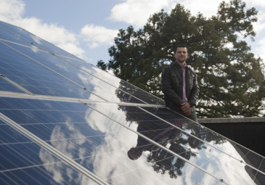 <p>El investigador Óscar Barambones junto a los paneles solares de la Escuela de Ingeniería en Vitoria-Gasteiz. / Nuria González/UPV/EHU</p>