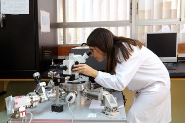 <p>La investigadora Iratxe Arrechea en el Laboratorio de Fabricación y Caracterización de Transistores de Efecto de Campo. / UMA</p>
