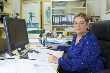 <p>El equipo de Isabel Abril, catedrática de Física Aplicada de la Universidad de Alicante, desarrolla modelos más completos y eficaces para el tratamiento del cáncer con haces de iones de muy alta energía. / UA</p>