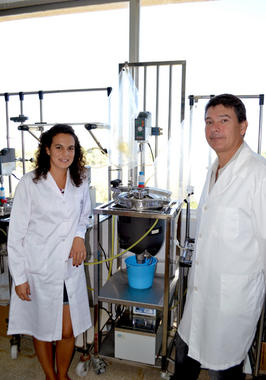 <p>Los investigadores Juana Fernández y Luis Isidoro Romero García en los laboratorios de la UCA. Imagen: UCA.</p>