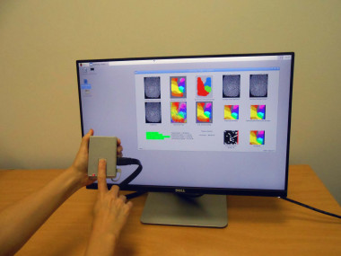 <p>Ejemplo de realización en la que el método se ejecuta conectada al sensor de huellas y a un monitor en el que una interfaz gráfica de usuario permite verificar todos los pasos de ejecución del método. / Fundación Descubre </p>