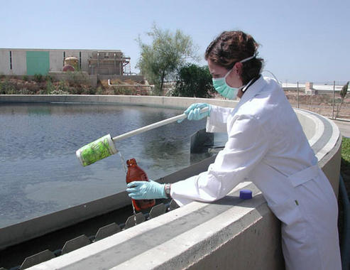 <p><a href="http://plataformasinc.es/index.php/esl/Multimedia/Imagenes/Galeria-de-actualidad-del-9-al-13-de-marzo-2009/Presentan-el-primer-ranking-espanol-de-contaminantes-en-aguas-residuales" target="_self">Toma de muestras de agua residual</a> en la depuradora de El Ejido. Foto: Iván Muñoz / SINC.</p>
