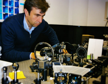 <p>El investigador Pablo Artal en el Laboratorio de Óptica de la Universidad de Murcia. / UMU</p>