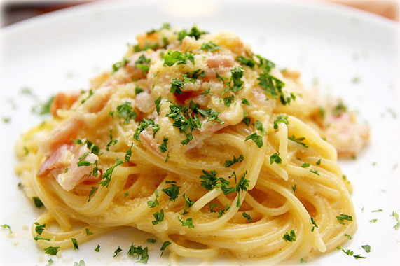 <p>El trigo duro se emplea en la elaboración de pastas y sémolas como estos espaguetis a la carbonara. Imagen: Pixabay</p>