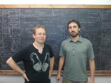 Los investigadores Joaquim Matías (izquierda) y Javier Virto en la UAB.