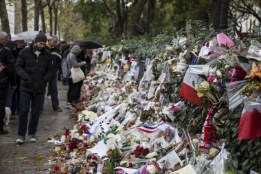 <p>Homenaje a las víctimas en los últimos atentados de París / Mikael Coville Andersen</p>