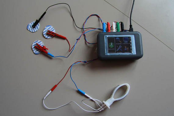 <p>El dispositivo portátil de <em>biofeedback </em>registra la actividad muscular de la vagina y el abdomen mediante unos electrodos. Imagen: UPC.</p>