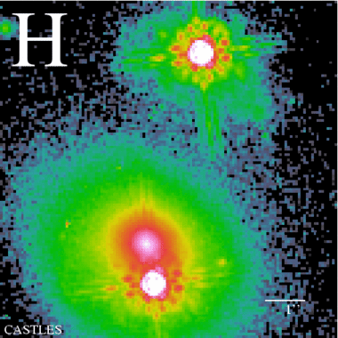 <p><a href="http://plataformasinc.es/index.php/esl/Multimedia/Imagenes/Galeria-de-actualidad-del-26-al-30-de-enero-2009/Resuelven-el-misterio-del-brillo-del-cuasar-gemelo-y-III" target="_self">Imagen infrarroja</a> tomada por el telescopio espacial <em>Hubble</em>, donde los dos puntos blancos de brillo similar se corresponden a las imágenes A (arriba) y B (abajo) de Q0957+561. Entre las dos imágenes del cuásar (aunque más próxima a la B) se aprecia la galaxia lente principal (objeto extendido). Imagen: Proyecto CASTLES</p>