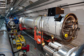 Se instala el último imán del LHC bajo tierra