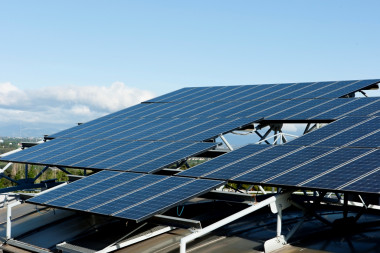 <p>Sistema fotovoltaico conectado a la red instalado en la terraza del Instituto de Energía Solar. / IES-UPM</p>