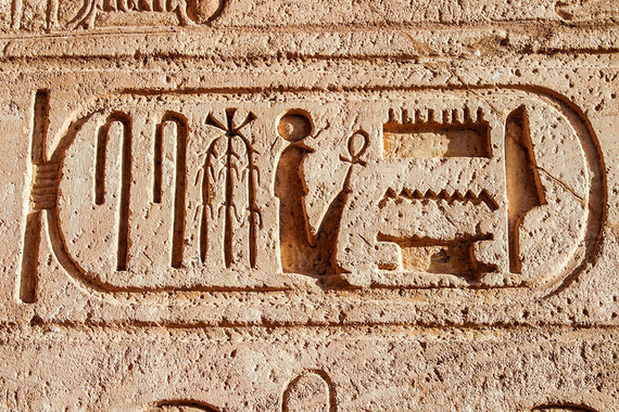<p>Los cartuchos egipcios como este enmarcaban nombres de faraones.  / Brigitte Djajasasmita</p>