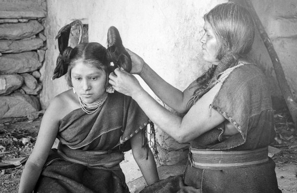 <p>Una mujer hopi arregla el peinado de una muchacha de su tribu. / <a href="https://es.wikipedia.org/wiki/Hopi#/media/File:Hopi_woman_dressing_hair_of_unmarried_girl.jpg" target="_self">Wikipedia</a></p>
