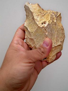 <p>Típica herramienta de piedra tallada. Imagen: Wikipedia</p>
