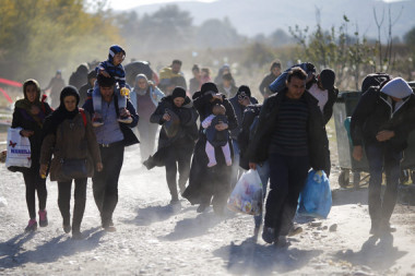 <p>En muchas ocasiones después de experimentar la guerra y años de desplazamiento, estas personas llegan a un nuevo país con pocos recursos y deben adaptarse a una sociedad desconocida. / EFE</p>