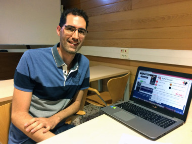 <p>El investigador de la URV, Javier Parra-Arnau, muestra la extensión MyAdChoices que ha desarrollado para Chrome. / URV</p>