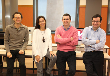 <p>De izquierda a derecha Francisco Zamora, Paloma Botella, Juan Pardo y Javier Muñoz, autores del diseño de algoritmo de predicción de crisis de epilepsia. / CEU-UCH</p>