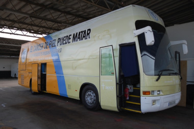 <p>Este autobús recorrerá el país con un equipo de dermatólogos que analizará los lunares ‘de riesgo’. Imagen: AEDV.</p>