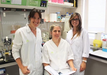 La investigadora Katrin Beyer junto a dos de las participantes en el estudio. / UAB