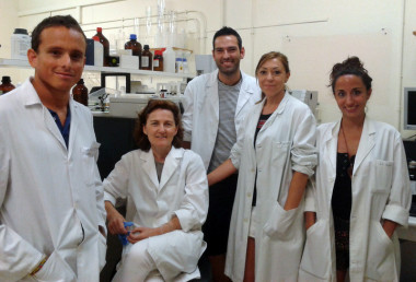 <p>Parte del grupo de investigación que ha participado en este trabajo. De izquierda a derecha: Juan Pedro Arrebola, Marieta Fernández, Francisco Artacho, Inmaculada Jiménez y Rocío Pérez Lobato. / UGR</p>