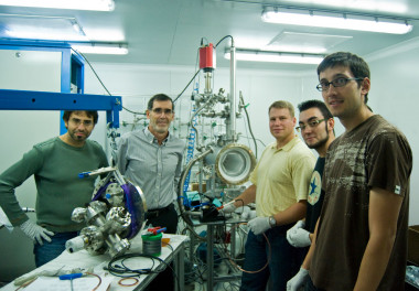 <p>Juan José Gómez Cadenas (en el centro), con parte del equipo de NEXT ante un prototipo del experimento. / NEXT.</p>
