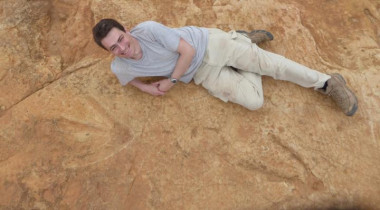 <p>Fabien Knoll, investigador de la Universidad de Manchester, junto a las nuevas y excepcionales huellas de dinosaurios carnívoros halladas en Lesoto / Fabien Knoll</p>