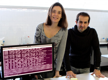 <p>Marta Sales y Roger Guimerà, investigadores del departamento de Ingeniería Química de la URV y coautores del estudio. / URV</p>