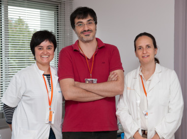 <p>En la imagen, Bruna y su equipo. / IDIBELL</p>