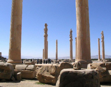 <p>Columnas jónicas y elementos de columnas de la sala de audiencias de Dario en Persépolis. / <a href="https://commons.wikimedia.org/wiki/File:Apadana.jpg" target="_blank">Wikipedia</a></p>