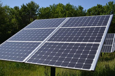 <p>La tecnología consiste en un sistema autónomo de desalación y potabilización de agua alimentado directamente con energía solar. / <a href="http://es.wikipedia.org/wiki/Panel_fotovoltaico#mediaviewer/File:Fixed_Tilt_Solar_panel_at_Canterbury_Municipal_Building_Canterbury_New_Hampshire.jpg" target="_blank">Wikipedia</a></p>