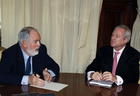 El ministro de Agricultura, Alimentación y Medio Ambiente, Miguel Arias Cañete (a la izquierda) y el presidente de Murcia, Ramón Luis Valcárcel, durante su reunión de ayer en la sede del Ministerio de Agricultura, Alimentación y Medio Ambiente. Imagen: Efe/V.Lerena