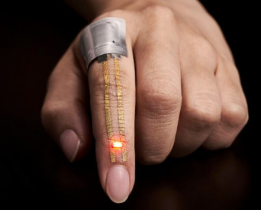 <p>La corriente eléctrica de una batería flexible situada cerca del nudillo fluye a través del conductor y alimenta el LED justo debajo de la uña. / 2017 Someya Laboratory</p>