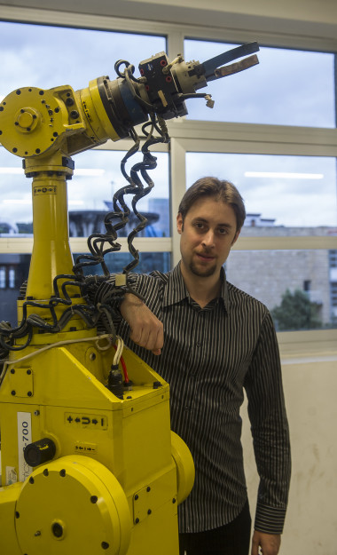 <p>El investigador de la UPV/EHU Mikel Diez ha partido del movimiento de los robots para estudiar la dinámica de las proteínas</p>