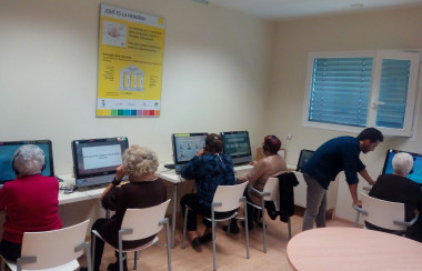 <p>Pacientes de alzhéimer, con los ordenadores. / IBIP</p>