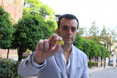 <p>El investigador Fernando Cámara muestra el biosensor para la detección de hierro en alimentos. / UCO</p>