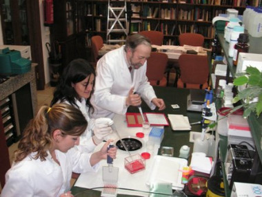 <p>La Dra. Patricia de Paz, en el centro, acompañada por el Prof. E. Meléndez Hevia y una ayudante. Foto: IMC</p>