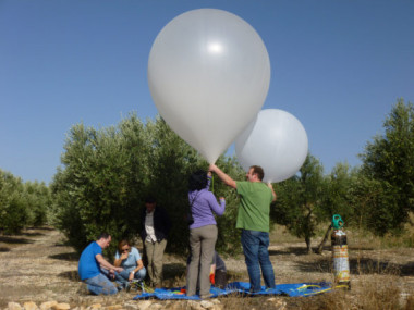 <p>El equipo de trabajo toma datos en la Vega de Granada / UGR</p>