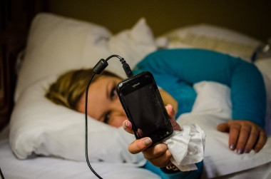 <p>El uso del móvil es problemático cuando impide actividades como dormir. / <a href="https://flic.kr/p/dJn1mt" target="_blank">m01229</a></p>