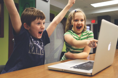 <p>Experts intend to extract the components and elements that optimize the visual attention to use them in the creation of a new fun and entertaining software. / <a href="https://pixabay.com/es/ni%C3%B1os-ganar-%C3%A9xito-videojuego-jugar-593313/" target="_blank">Pixabay</a></p>