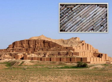 <p>Piezas de vidrio (arriba) que fueron usadas en la decoración de puertas y paredes del templo de Chogha-Zanbil. / Mohammadamin Emami</p>