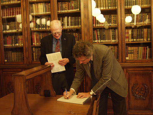 <p>Walter Álvarez y José Pedro Calvo en la biblioteca del Instituto Geológico y Minero de España</p>