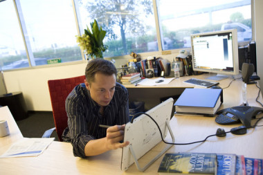 <p>El empresario trabajando en su despacho de SpaceX. / <a href="https://www.flickr.com/photos/oninnovation/4334997452/" target="_self">OnInnovation</a>.</p>