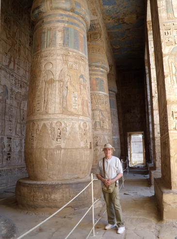 Javier de Felipe junto a las columnas del Templo de Ramsés III en Medinet Habu. Javier de Felipe junto a las columnas del Templo de Ramsés III en Medinet Habu.