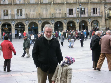 <p>Nadia y su padre en una imagen colgada en la página de Facebook de la <a href="https://www.facebook.com/ASOCIACION-NADIA-NEREA-PARA-LA-TRICOTIODISTROFIA-Y-ER-118348798212584/" target="_blank">asociación</a> que recauda fondos para la niña.</p>