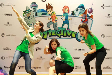 <p>Luz Rello, CEO of Change Dyslexia (at the center), along with two women from her team: psychologist Camila de Ros (left) and María Herrera, head of operations of the firm / Job Tomás</p>