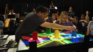 <p>Actuación con la mesa RESONANCE durante el Festival de Melbourne del compositor James Hullick junto a los artistas Jolt Arts, Chelsea Backman y Kathryn Sheppard, de <a href="http://www.bifem.com.au/2015/musicians/amplified-elephants" target="_blank">The Amplified Elephants</a> / Imagen cortesía del Footscray Community Arts Centre (Australia).</p>