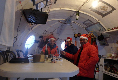 <p>Los científicos Andrés Barbosa y Juan Masello, junto al montañero Iñaki Irastorza, celebrarán la Navidad y se comerán las uvas en Nochevieja dentro de un aislado iglú en la Antártida. / A. Barbosa/CSIC</p>