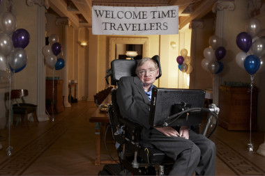 <p>Stephen Hawking en la fiesta para viajeros del tiempo que organizó en 2012. / Lpw</p>