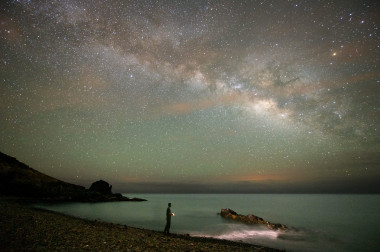 <p>El astroturismo es una tendencia en alza que combina sostenibilidad y divulgación científica. La imagen corresponde a la isla de Fuerteventura, una de las reservas certificadas por la fundación Starlight gracias a la calidad de su cielo. / Carlos de Saa</p>